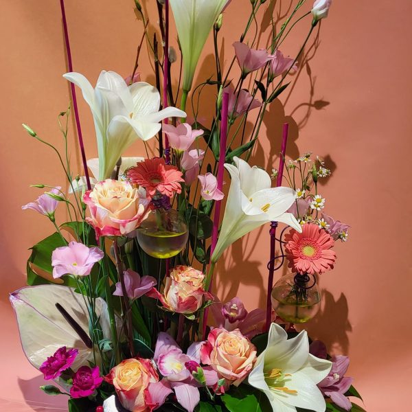 l'aura des fleurs fleuriste melrand composition anniversaire lys et nuance de rose